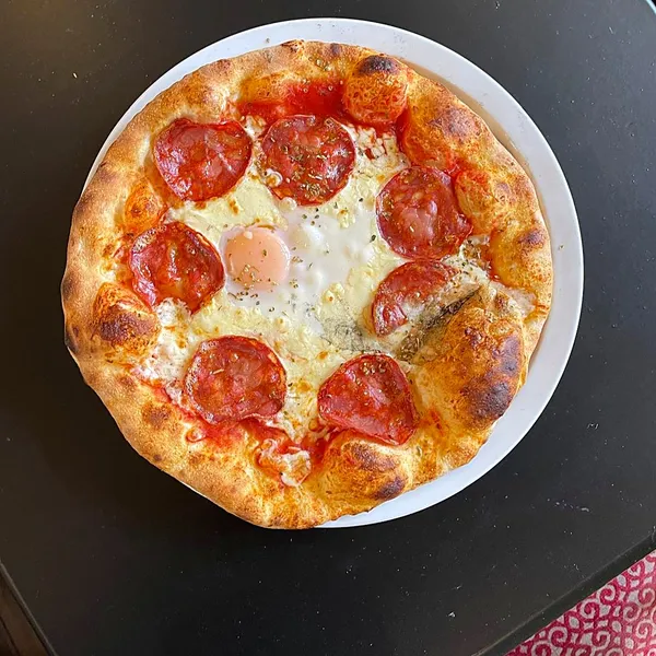 Pizza Diavola — salami piquant, œuf