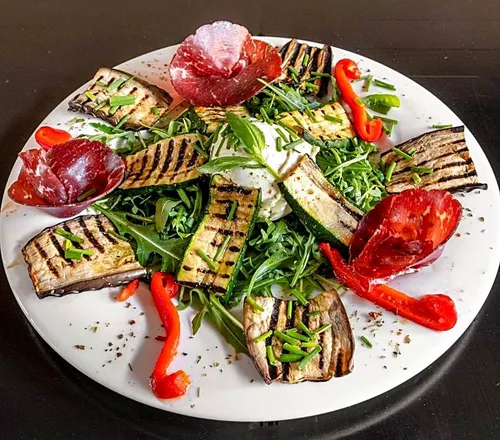 Antipasto Scuderia — légumes grillés, bresaola, burrata, roquette