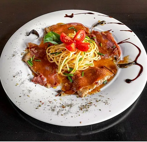 Spaghetti, saltimbocca et tomates cerises